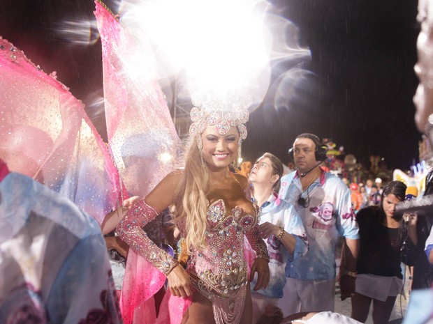 Ellen Roche, rainha de bateria da Rosas de Ouro, na concentração antes do desfile (Foto: Caio Kenji/G1)