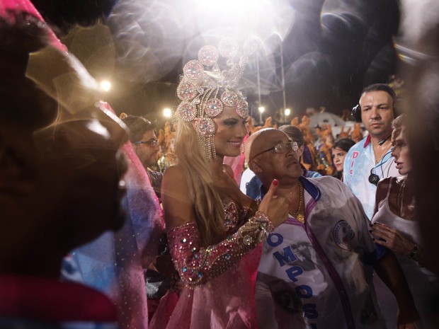 A atriz Ellen Rocche, rainha de bateria da Rosas de Ouro, se prepara para entrar na avenida (Foto: Caio Kenji/G1)