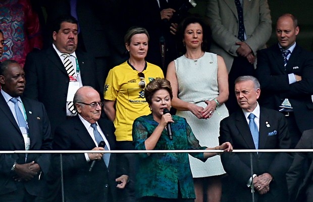 DANO À IMAGEM Dilma fala  sob vaias em Brasília, em 2013. O governo teme os efeitos da Copa (Foto: Ueslei Marcelino/Reuters)