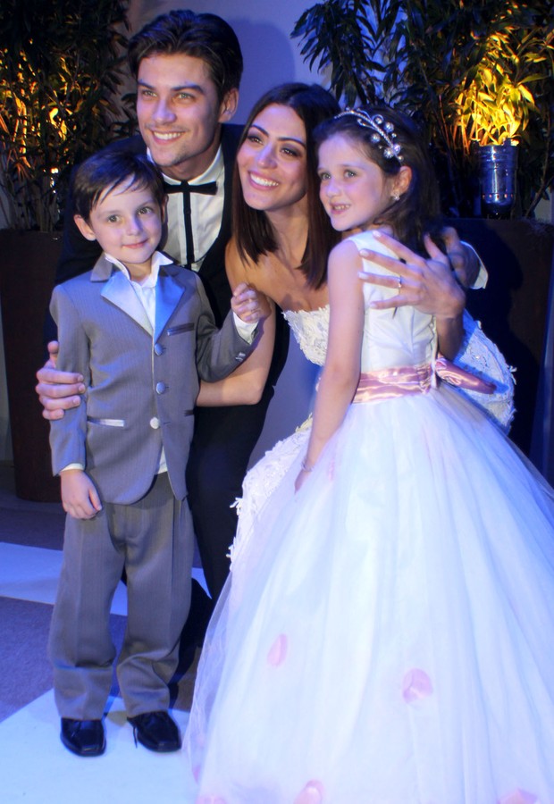 Casamento Carol e Raphael - os noivos com os pajens, os sobrinhos da atriz, Luisa e Rafael (Foto: Vera Donato)