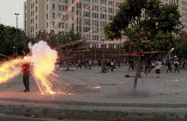 Imagem do momento em que o cinegrafista da Band é atingido na cabeça por uma bomba durante cobertura de protesto no Rio (Foto:  Agência O Globo)