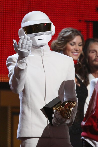 Com capacete, Thomas Bangalter, do Daft Punk, cumprimenta o público durante a cerimônia de premiação do 56º Grammy Awards