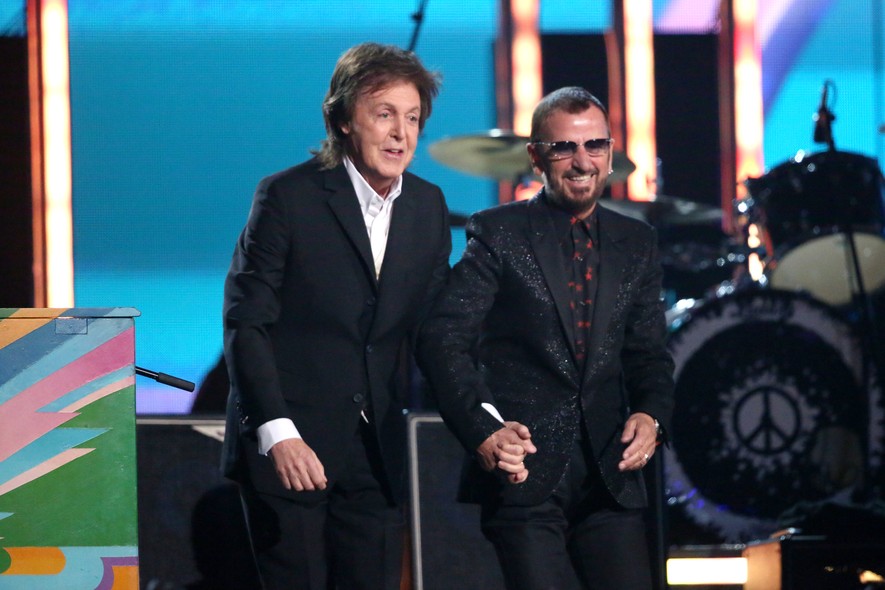 Os ex-integrantes dos Beatles Paul McCartney e Ringo Starr subiram juntos no palco para tocar  