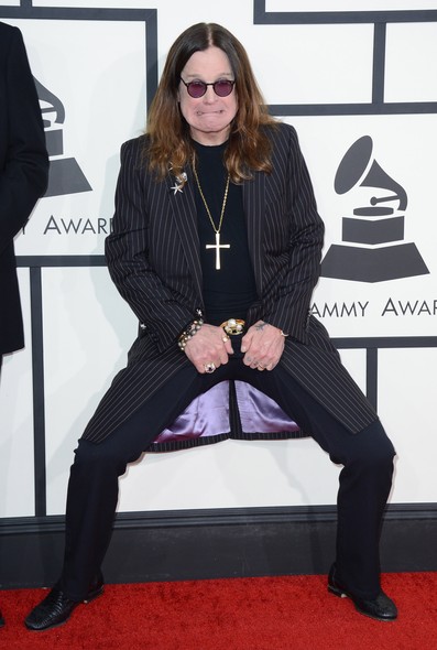 Ozzy Osbourne posa para fotógrafos ao chegar à cerimônia