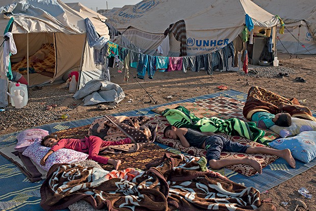 Sírios dormem fora das tendas lotadas do campo de Kawergost, no Iraque (Foto: Lynsey Addario/The New York Times)