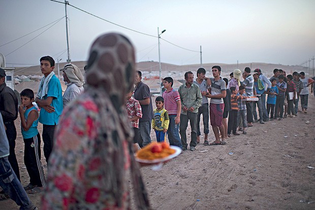 Refugiados fazem fila para comer no campo de Kawergost (Foto: Lynsey Addario/The New York Times)