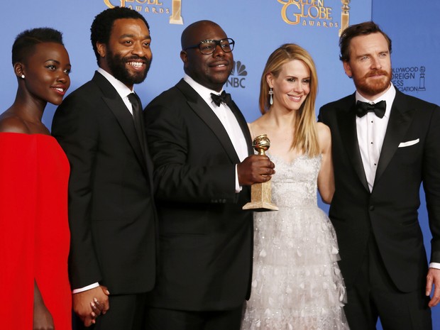 Da esq. para dir., Lupita Nyong'o, Chimetel Ejiotor, o diretor Steve McQueen, Sarah Paulson e Michael Fassbender comemoram o Globo de Ouro de melhor filme de drama para '12 anos de escravidão'. (Foto: REUTERS/Lucy Nicholson)