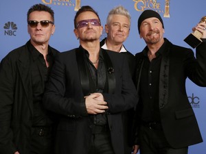 O grupo U2 vence o prêmio de melhor canção original por 'Ordinary love', do filme 'Mandela', no 71º Globo de Ouro, que acontece neste domingo (12), em Los Angeles. (Foto: REUTERS/Lucy Nicholson)