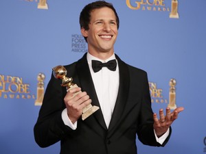 Andy Samberg vence o prêmio de melhor ator de série cômica no 71º Globo de Ouro, que acontece neste domingo (12), em Los Angeles. (Foto: REUTERS/Lucy Nicholson)