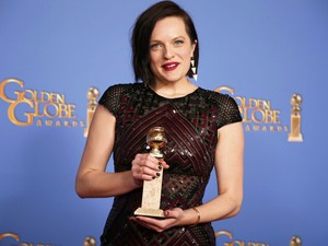 Elizabeth Moss vence o prêmio de melhor atriz em filme para TV no 71º Globo de Ouro, que acontece neste domingo (12), em Los Angeles. (Foto: REUTERS/Lucy Nicholson)