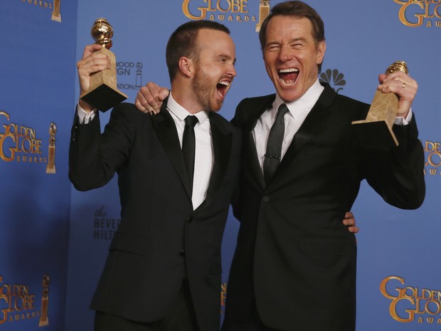 Os atores Aaron Paul e Bryan Cranston comemoram dois prêmios recebidos pela série 'Breaking bad' no 71º Globo de Ouro, que acontece neste domingo (12), em Los Angeles. (Foto: REUTERS/Lucy Nicholson)