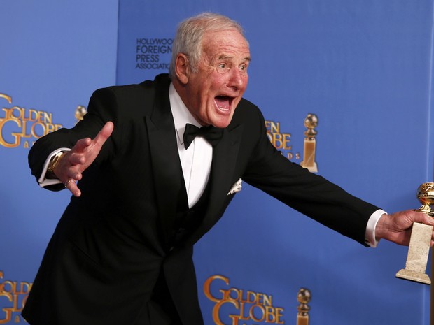 O produtor Jerry Weintraub recebe prêmio de melhor filme para TV por 'Minha vida com Liberace' no 71º Globo de Ouro, que acontece neste domingo (12), em Los Angeles. (Foto: REUTERS/Lucy Nicholson)