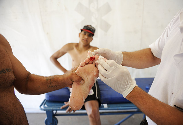 Homem recebe tratamento após ser mordido por peixe semelhante à piranha no rio Paraná, na cidade argentina de Rosário