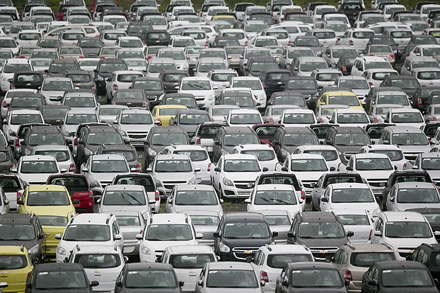 Patio da GM em São Bernardo do Campo (SP); perda de ritmo das vendas elevou estoques 