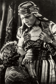 OLHE SÓ O MEU RELÓGIO - O ator Rodolfo Valentino usou o seu Tank no filme O Filho do Sheik, de 1926. Esquecimento ou apego, no Brasil arrancavam-lhe o braço... 