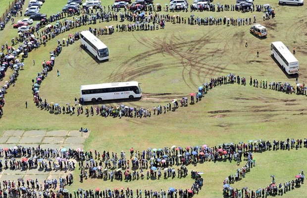 Imagem aérea mostra a enorme fila de pessoas que esperam o traslado até o Palácio do Governo da África do Sul, o Unions Buildings, em Pretória, para dar adeus a Nelson Mandela (Foto: EFE/Jacoline Prinsloo-GCIS)