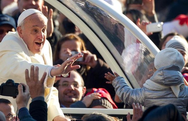 Papa Francisco cumprimenta fiéis ao chegar para a audiêncial semanal realizada às quartas-feiras, na Praça São Pedro, Vaticano (Foto: EFE/Claudio Peri)