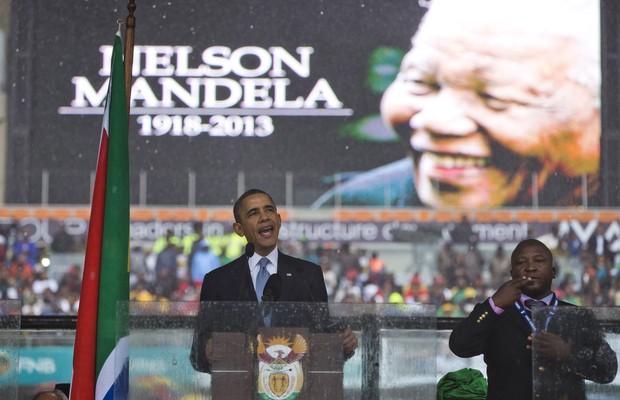 Falso intérprete ao lado de Barack Obama no palco do estádio FNB (Foto: Evan Vucc/AP)