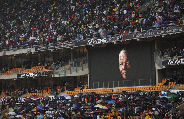 Imagem de Nelson Mandela é exibida no telão para o público (Foto: AP Photo/Ben Curtis)