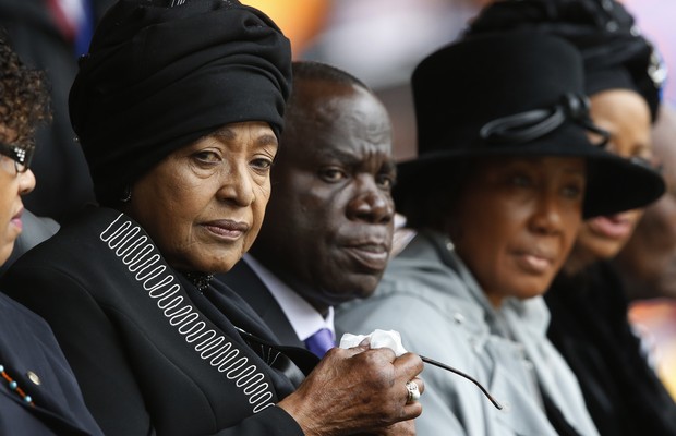 Winnie Madikizela-Mandela, viúva do ex-presidente sul-africano Nelson Mandela, participa da cerimônia religiosa de despedida realizada na manhã desta terça-feira (10) (Foto: AP Photo/Matt Dunham)