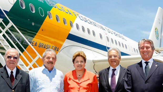 Dilma e ex-presidentes da República posam para foto antes de embarcarem para o velório do líder sul-africano Nelson Mandela (Foto: Roberto Stuckert Filho/PR)