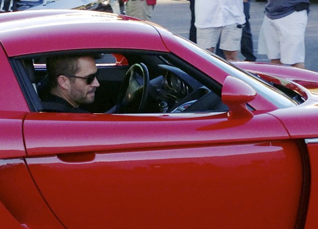 Fotografia feita no dia 1° de dezembro mostra o ator Paul Walker no banco de passageiro do Porche pilotado pelo seu colega Roger Roads momentos antes do acidente fatal que vitimou os dois ocupantes do carro.  (Foto: Wenn/Frame/Estadão Conteúdo)