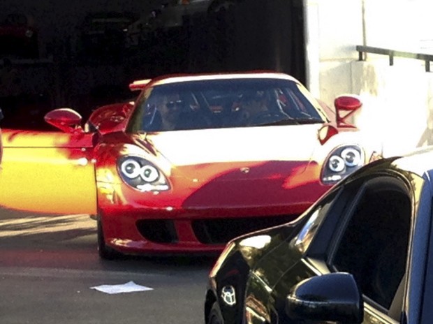 Fotografia feita no dia 1° de dezembro mostra o ator Paul Walker no banco de passageiro do Porche pilotado pelo seu colega Roger Roads momentos anates do acidente fatal que vitimou os dois ocupantes do carro. (Foto: Wenn/Frame/Estadão Conteúdo)