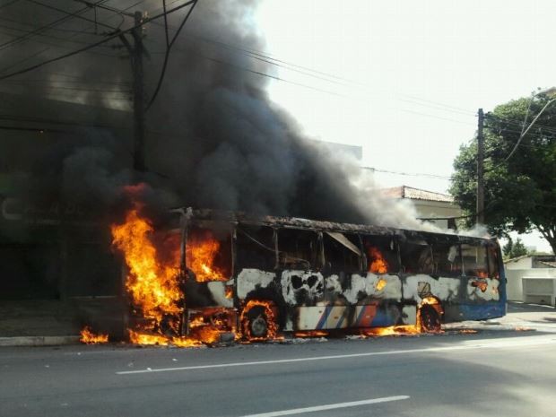 Manifestantes incendeiam ônibus após chacina em favela de São José dos Campos (Foto: Daniel Corrá/ G1)