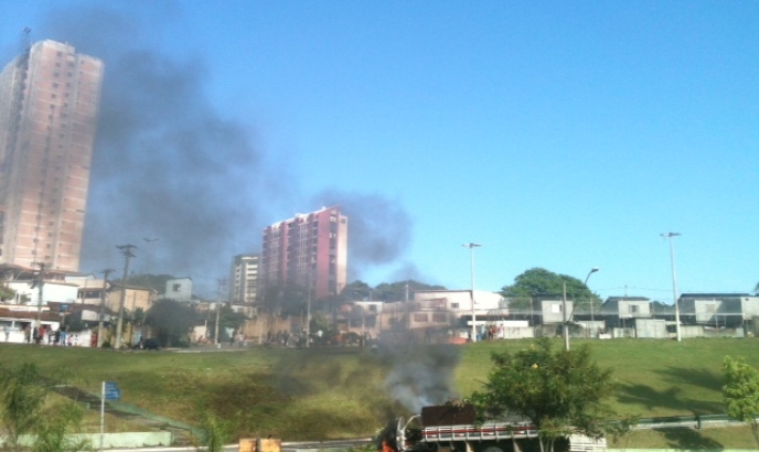 Grupo de moradores da favela Santa Cruz protesta em São José. Foto: Cláudio Vieira