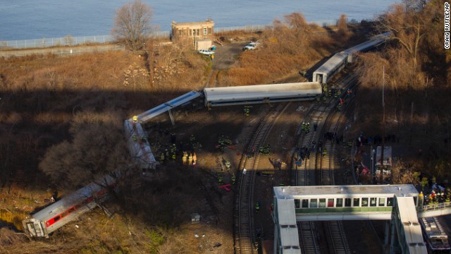 Socorristas reunir em torno do descarrilamento de um trem de passageiros Metro-North, no bairro de Bronx de Nova York no domingo 1 de dezembro.  Dos oito carros de trem, sete eram fora das trilhas.