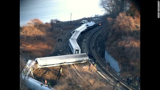 Carros do trem de passageiros Metro-North estão espalhadas por toda as faixas.