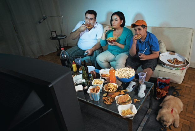 DE PAI E MÃE PARA FILHO Uma cena que representa o padrão alimentar de grande parte das famílias. O consumo excessivo de guloseimas industrializadas, antes restrito aos fins de semana, substituiu as refeições preparadas em casa (Foto: Christian Parente/ÉPOCA, Produção de Objetos e Figurino: Felipe Monteiro e Jairo Billafranca, Assistente: Allyni Cintra para Studio Bee Produções, Maquiagem e Cabelo: Omar Bergea, Agradecimentos: Pet Shop Encrenquinhas, Kaue Moda Plus Size, Renner, )