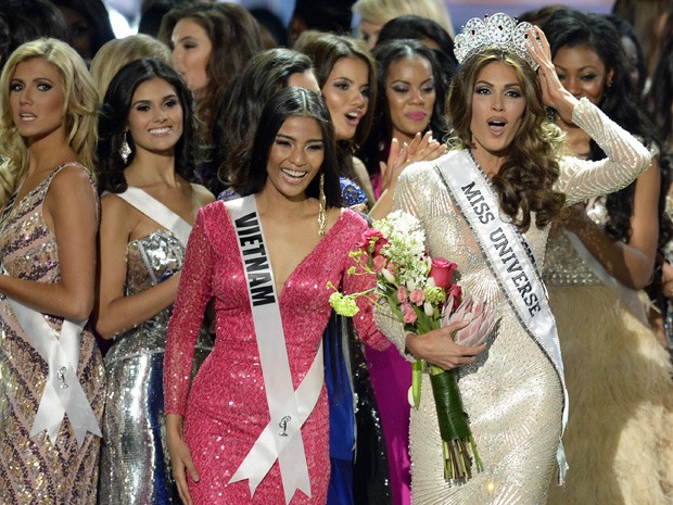 A Miss Universo 2013, Gabriela Isler, teve que segurar a coroa durante a premiação em Moscou (Foto: Alexander Nemenov/AFP)