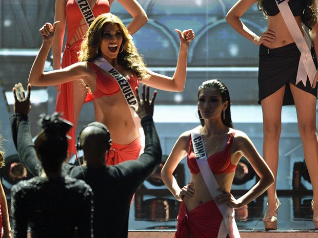 Gabriela Isler comemorou quando foi anunciada como umas das finalistas do concurso (Foto: Alexander Nemenov/AFP)