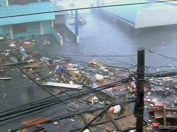 Destroçoes flutuam em uma estrada coberta pela inundação provocada pelo supertufão Haiyan, na cidade de Tacloban, nas Filipinas, neta sexta-feira (8). (Foto: Reuters)