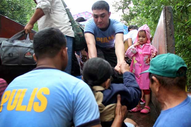 Moradores da cidade de Legazpi, na província de Albay, ao sul de Manila, são evacuados nesta quinta-feira (7) (Foto: Carisma Z. Sayat/ AFP)