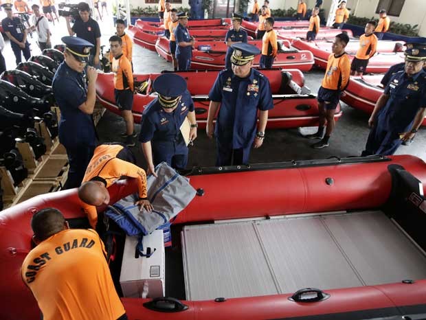 Guarda Costeira das Filipinas verifica barcos para ajudar na passagem do tufão Haiyan pelo país (Foto: Bullit Marquez/ AP)