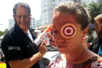 Manifestantes em frente ao prédio onde mora Geraldo Alckmin