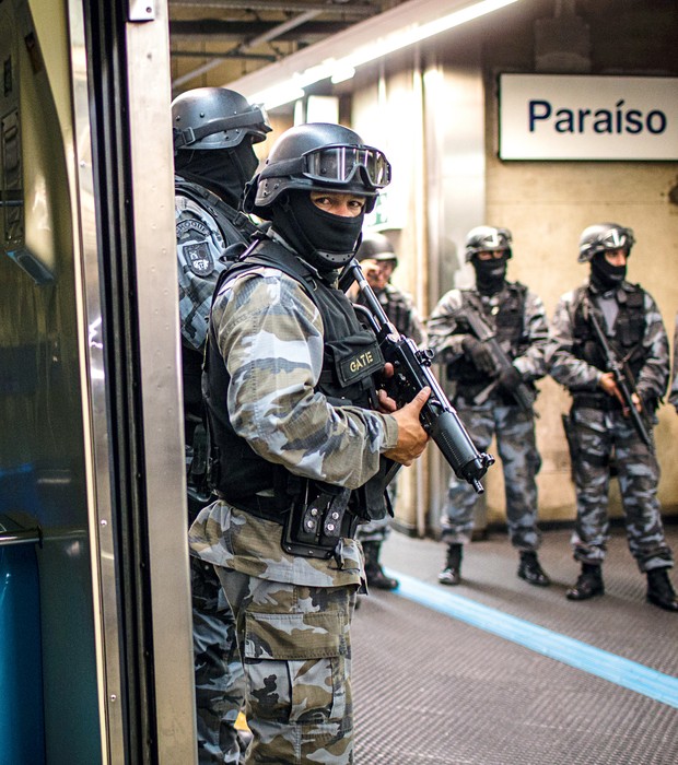 PRONTIDÃO Policial treina ação contra terrorismo no metrô de São Paulo. O PCC ameaça fazer ataques na Copa  (Foto: Avener Prado/Folhapress)