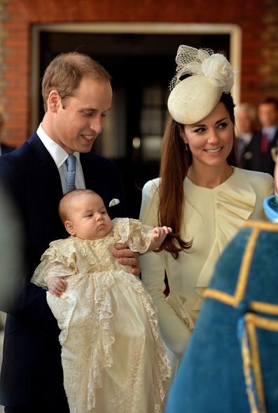 O príncipe William e a duquesa de Cambridge, Kate Middleton, participam da cerimônia de batizado de seu filho, George Alexander Louis, na capela real do Palácio de St.James's, em Londres 