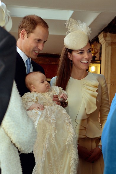 William e Kate seguram o príncipe George de Cambridge durante cerimônia privada de batizado realizada nesta quarta-feira (23) na capela real do Palácio de St.James