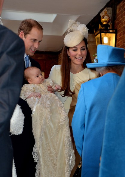 Pouco antes do início da cerimônia de batizado, Kate e William recebem os cumprimentos da rainha Elizabeth II