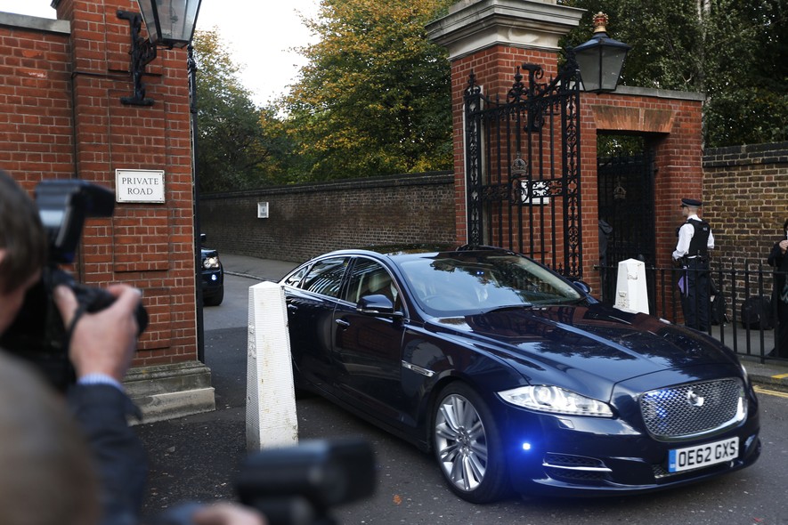 Príncipe William, a duquesa de Cambridge, Kate Middleton, e o pequeno George Alexander Louis saem de sua residência oficial, o Palácio de Kensington, em direção à capela real do Palácio de St.James's