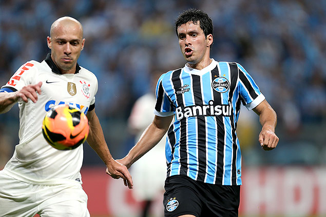 O corintiano Alessandro se prepara para chutar a bola antes da chegada do marcador