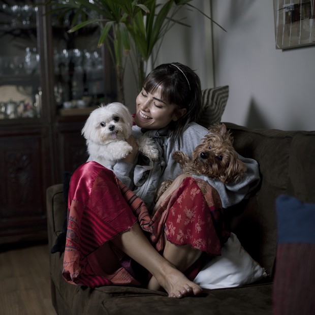 CASA CHEIA: A atriz mora na Consolação com a mãe, o irmão e os pets Babi e Humberto (Foto: Camila Fontana/Época SP )