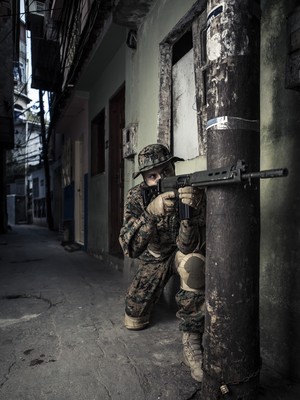 Policial do Bope com um modelo de farda camuflada (Foto: Stefano Martini/ÉPOCA)