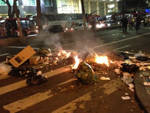 Fogo em sacos de lixo na Avenida Ipiranga (Foto: Marcelo Mora/G1)