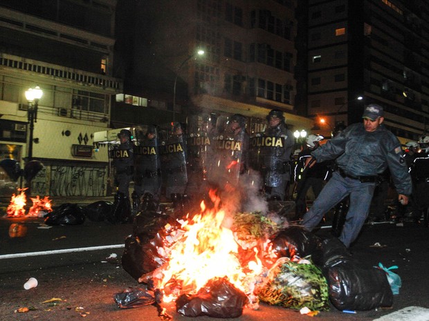 Manifestantes colocaram fogo em lixo durante protesto no centro de SP (Foto: Gabriela Biló/Futura Press)