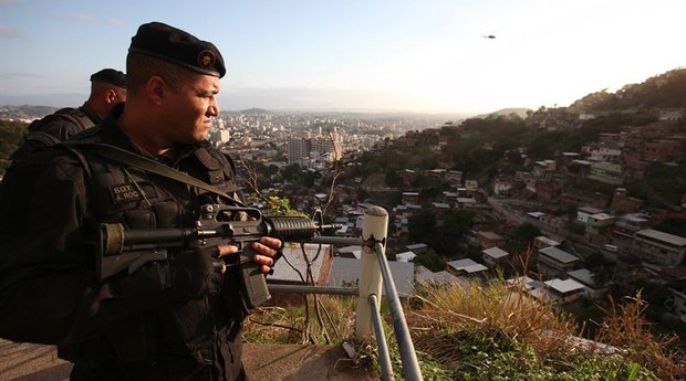 Forças de Segurança do Rio ocuparam o Complexo do Lins (Foto: EFE/ Antonio Lacerda)