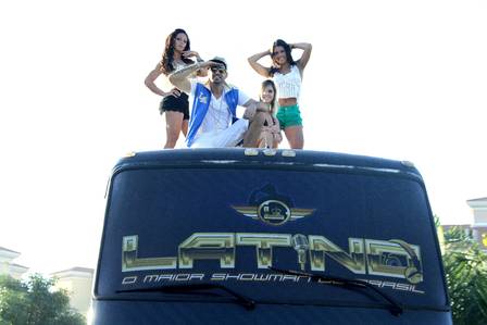 Latino posa com as bailarinas Joyce Pinheiro, Dani Rodrigues e Fernanda Oliveira